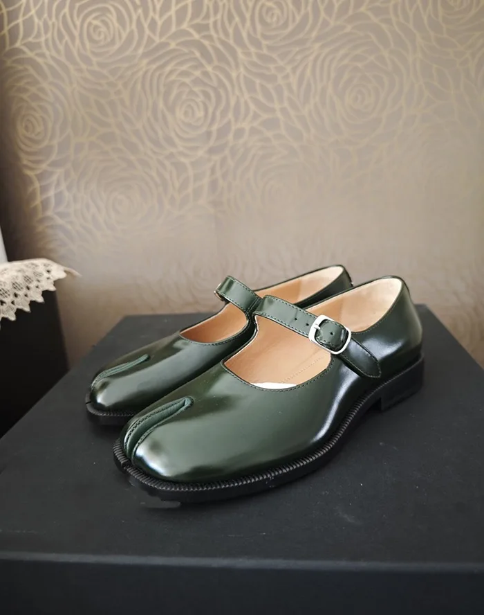 Womens Shallow Open Tabi Mary Jane Flat Shoes Patent Leather Split Toe Design Popular Fashion Footwear Suitable for Daily Wear