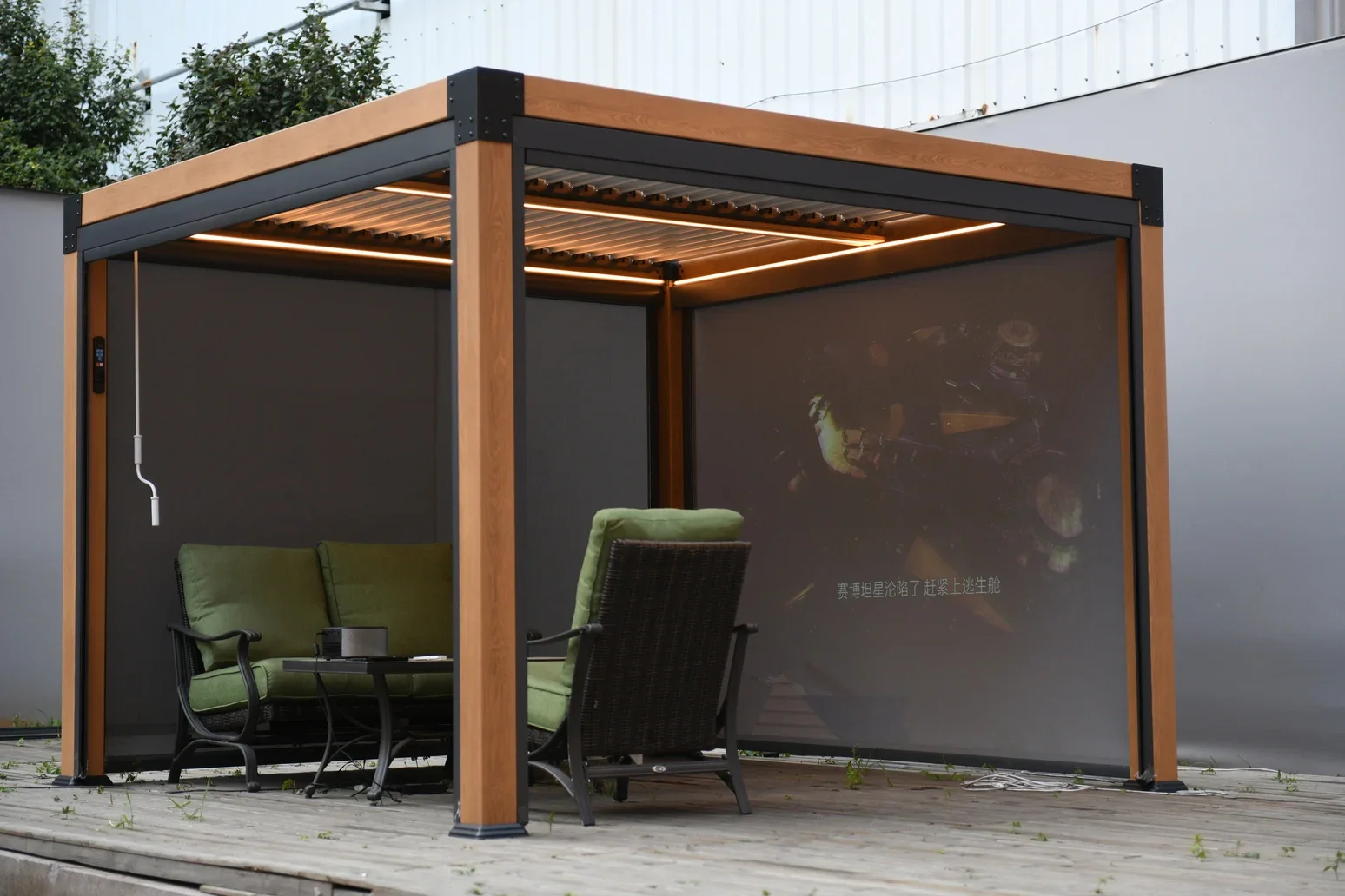 Luxuriöse moderne Outdoor-Pergola aus Aluminium, wasserdichter Lamellendach-Pavillon, vollautomatische einziehbare motorisierte Pergola