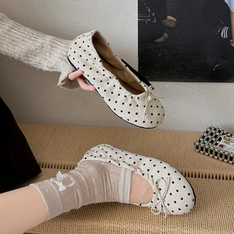Damen-Ballerinas mit Polka-Dot-Muster, Schleifendekor, runder Zehenpartie, elastisch, zum Hineinschlüpfen, weich, faltbar, im Vintage-Stil, für den Alltag, Mary-Jane-Schuhe. – Detail 7