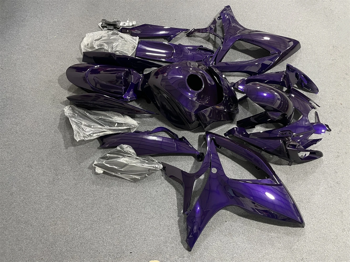 The motorcycle fairing is suitable for the GSXR600 GSXR750 2006 2007 K6 06 07 body fairings and is a purple motorcycle shell