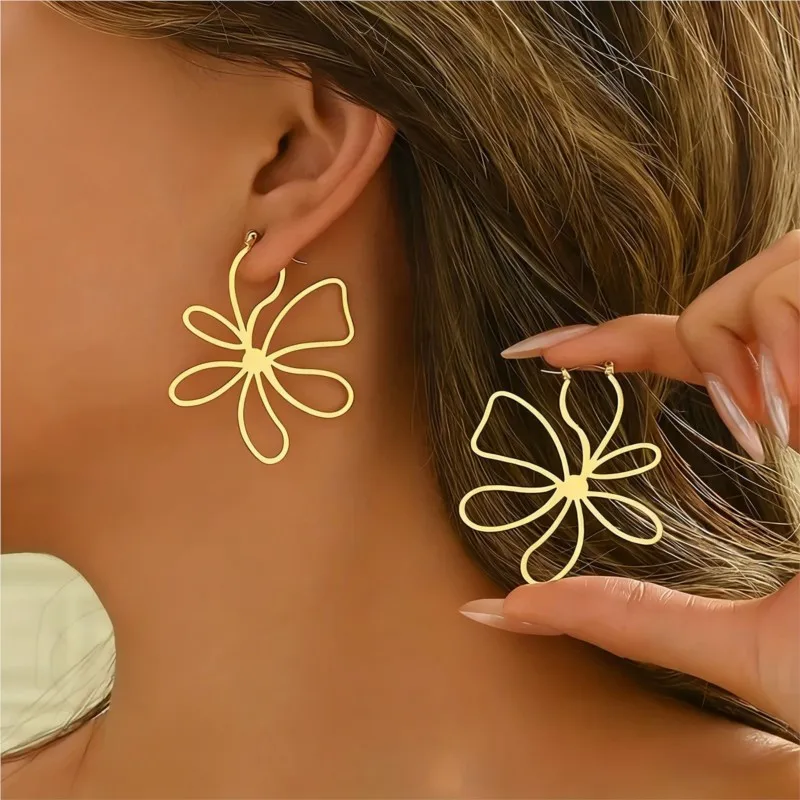 New Fashion Golden Flower Hoop Earrings for Women Exquisite Hollowed Out Lines Earrings Jewelry Accessories