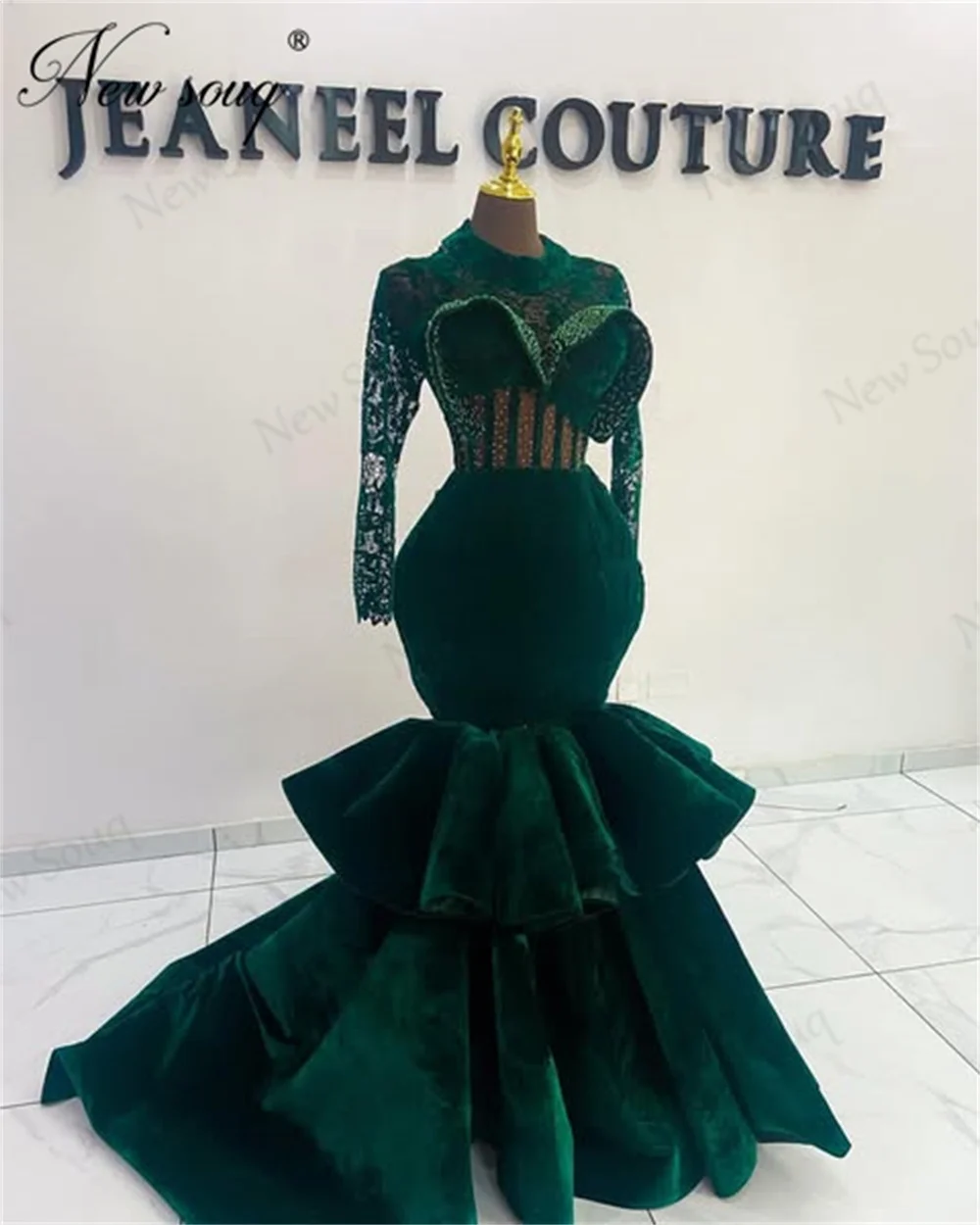 Dunkelgrünes Samt-Meerjungfrau-Cocktailkleid, individuelle Spitze, lange Ärmel, Abschlussballkleid, Verlobungskleid 2025, arabisches Abendkleid