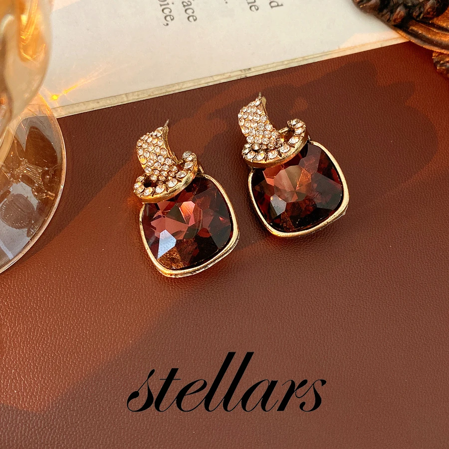 

Luxury Burgundy Crystal Drop Earrings Diamond Inlaid Retro Statement Jewelry for Women - Golden Trim Design Accessory