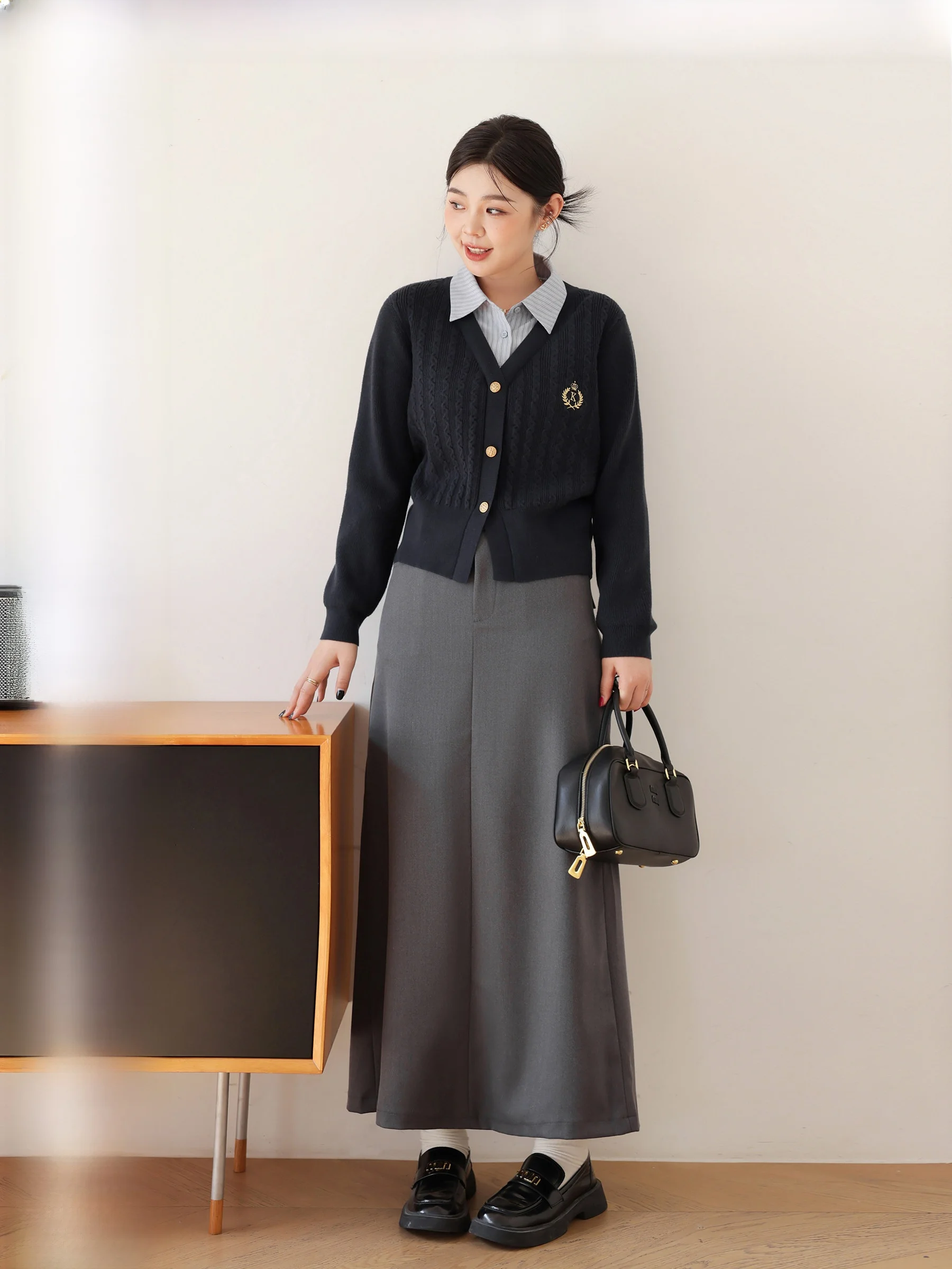

Ji Lu Studio "Love Ci" plus Size V-Ne Slim Fit Sweater Cardigan Suit f Skirt Ensemble Winter 2023 Embroidered Knitwear