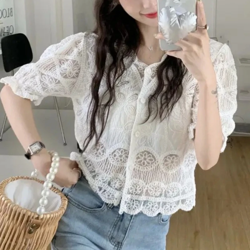 

Прозрачная вязаная кружевная блузка с коротким рукавом, на пуговицах, с V-образным вырезом, ажурная, с вышивкой, для женщин, весна-лето, в стиле коттеджкор бохо