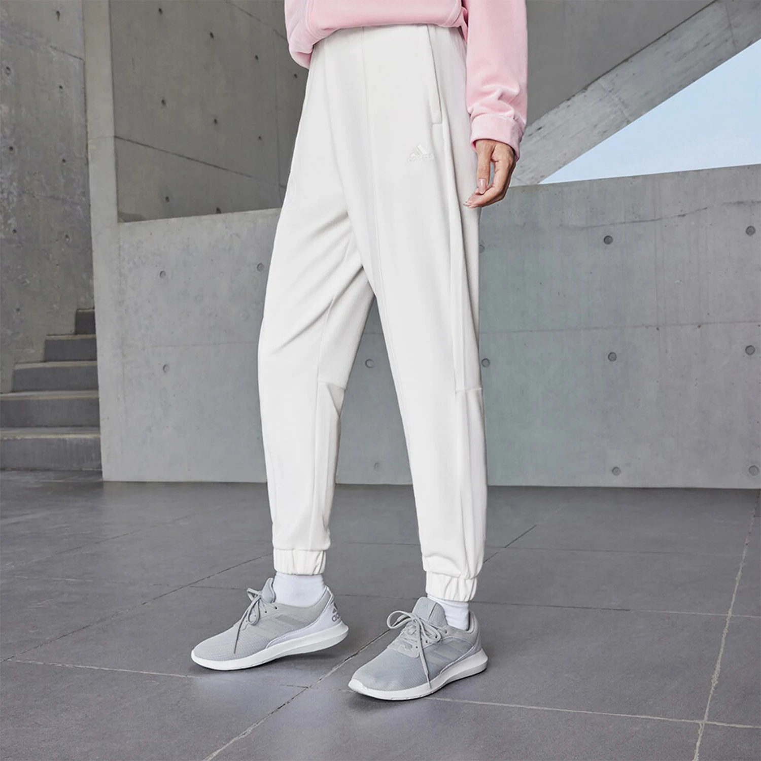 

Оригинальные новые женские удобные зауженные спортивные брюки Adidas IV7568