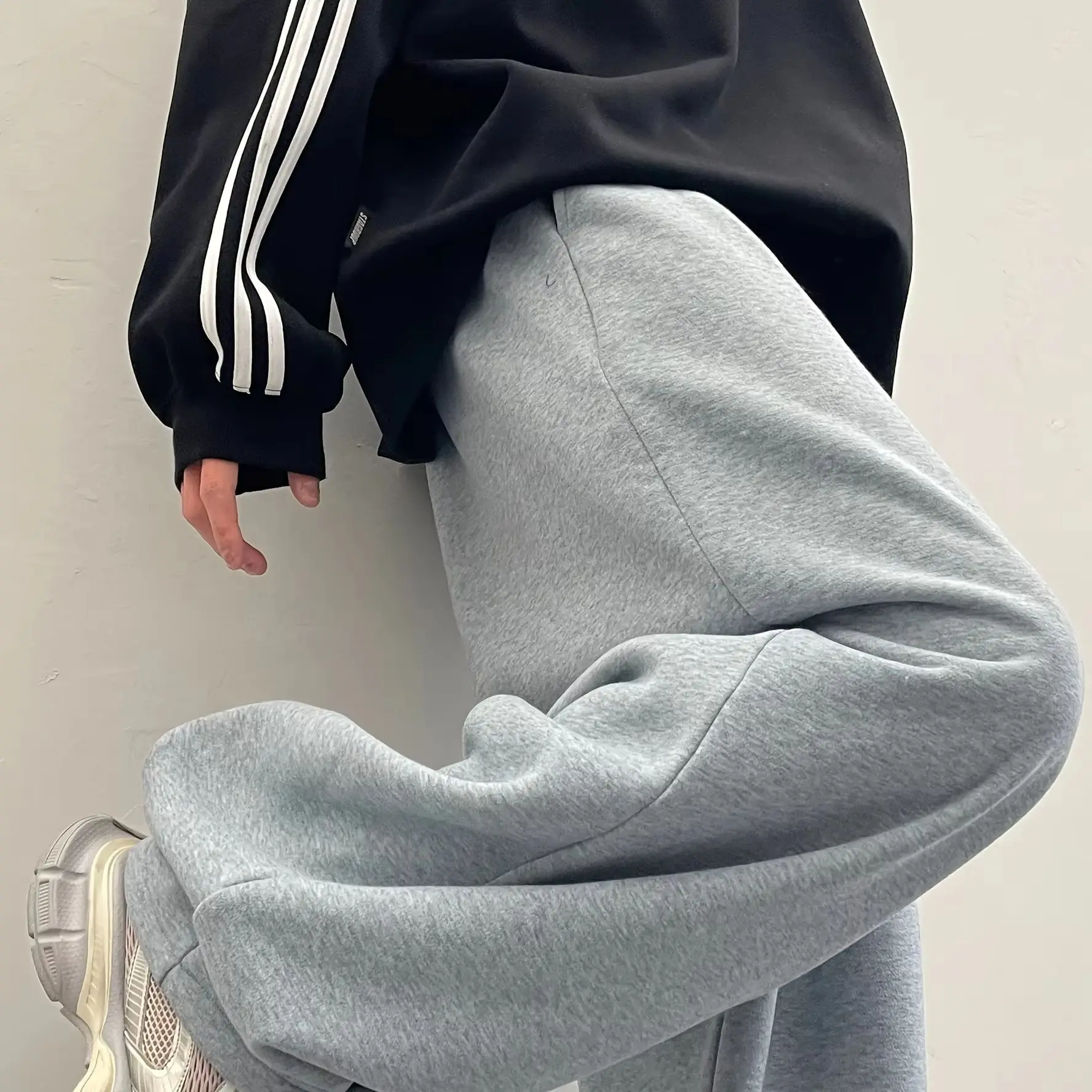 Men's ultra-loose sports trousers. Light grey, casual straight-leg design, high-quality fabric and simple style. streetwear men