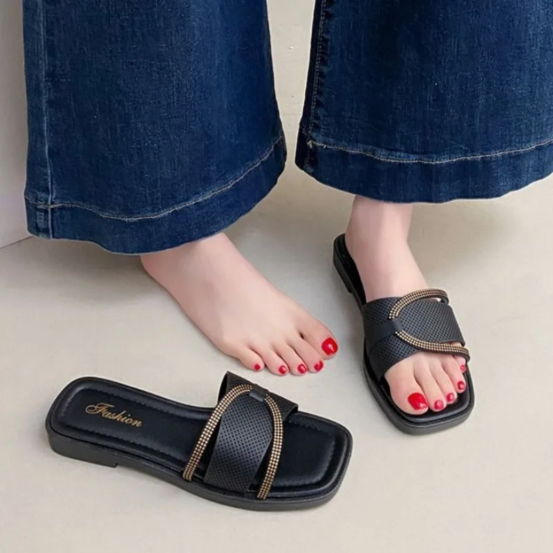 

Новые модные женские летние пляжные шлепанцы 2026 года с мягкой подошвой, нескользящие, на плоской подошве, элегантные сандалии-тапочки