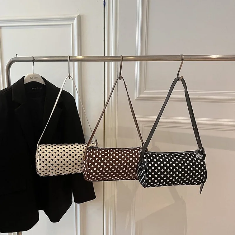 Damska torba na ramię wykonana z wysokiej jakości skóry o eleganckim stylu i modnym designie do codziennych dojazdów do pracy. ​