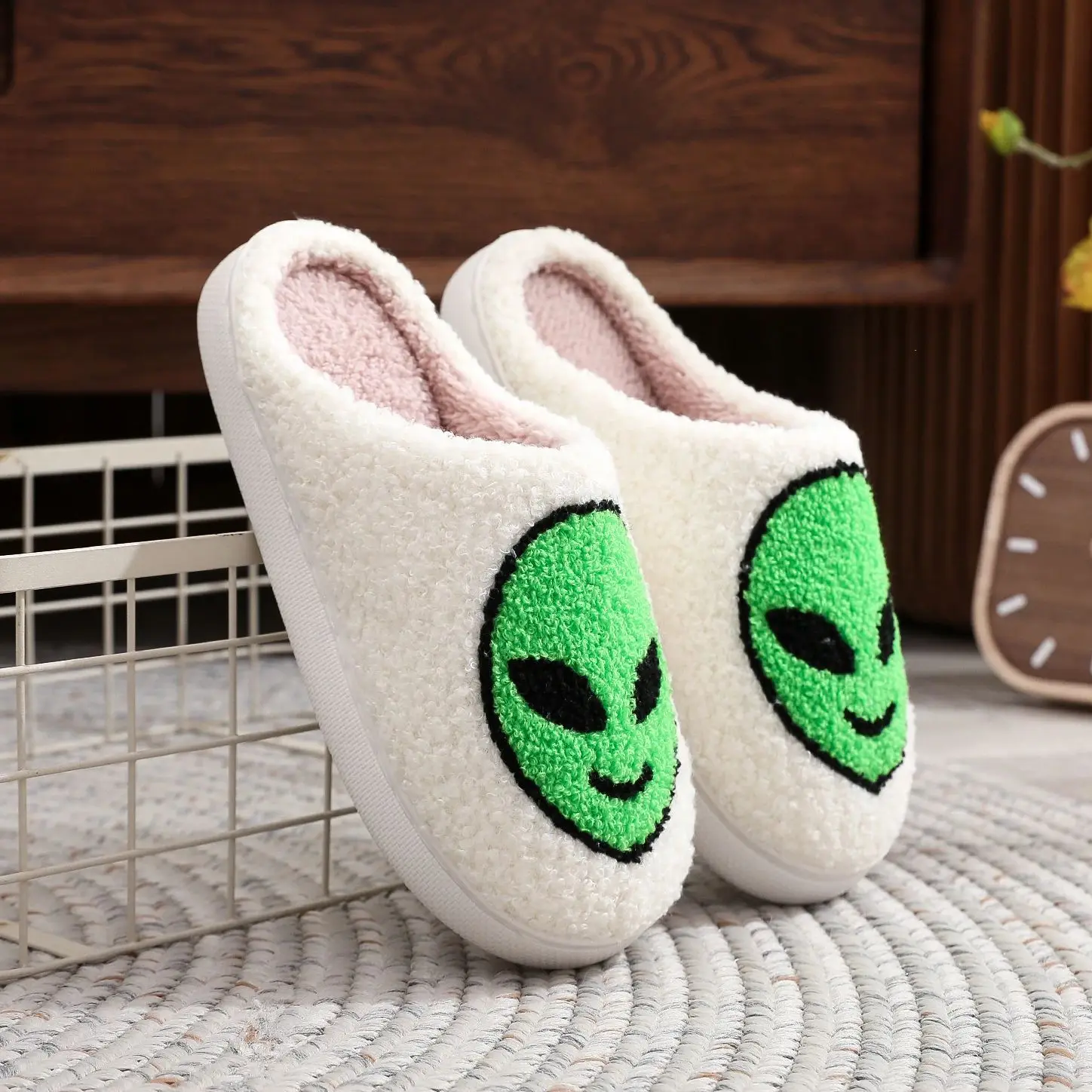Sepasang sandal rumah musim dingin berbahan katun dengan motif alien, anti selip, dan sol tebal dari wol.