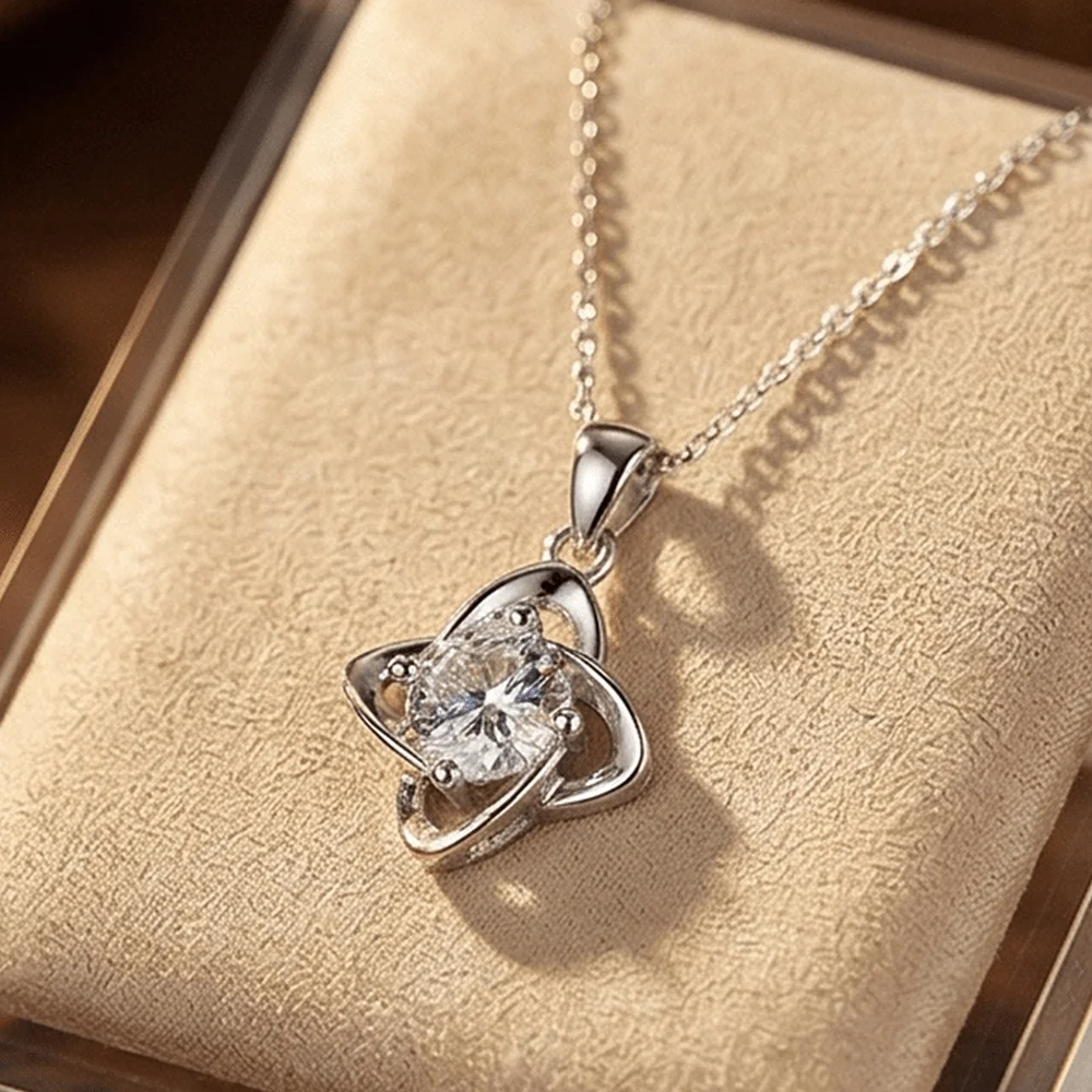 1Pc 0.8Carat Synthetic Moissanite Pendant Necklace with A Four-leaf Clover Design.