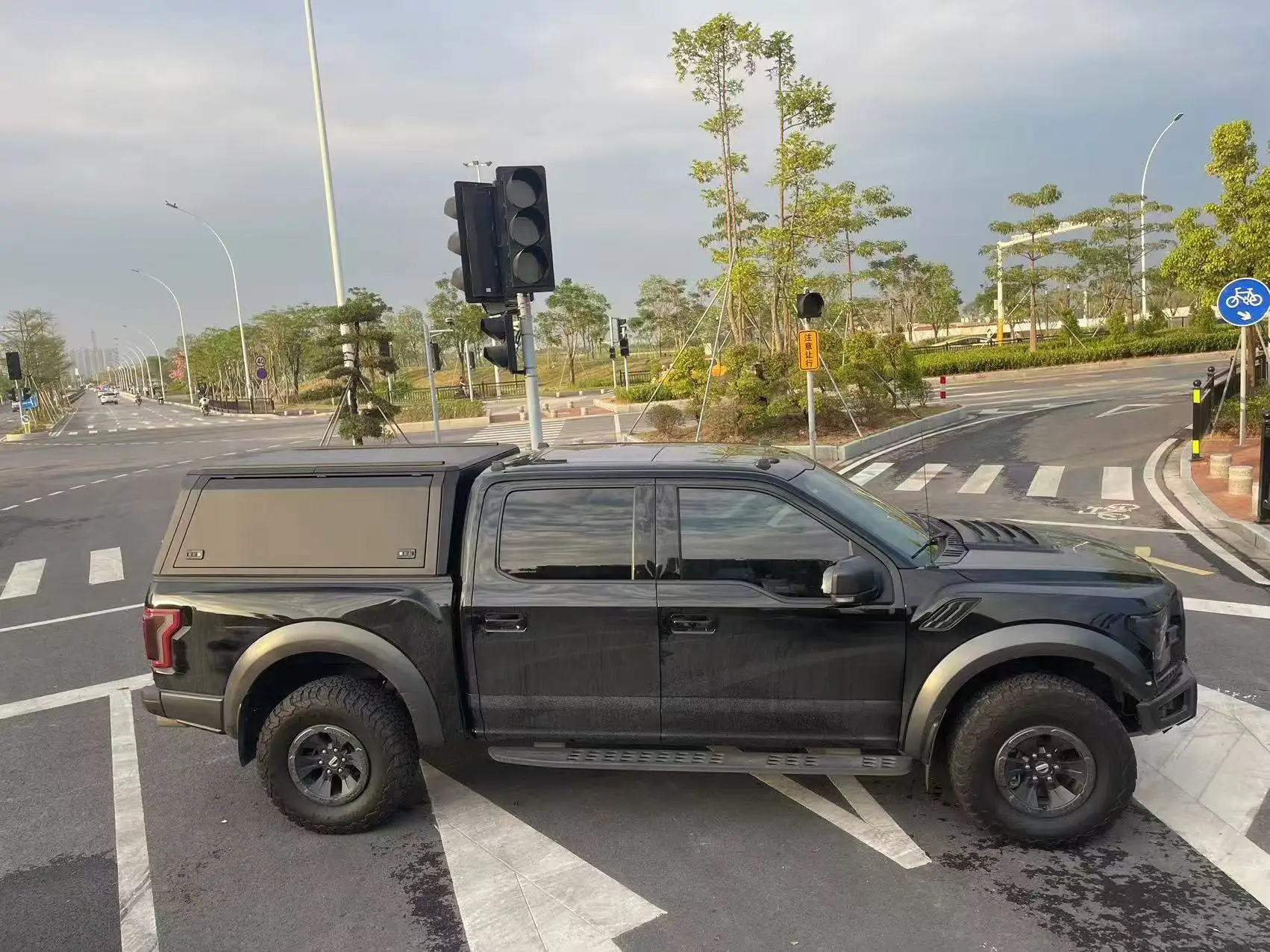 

Aluminum Alloy Truck Ute Canopy for Jeep Gladiator Hilux Tacoma Manual Operation Waterproof Locking Features Camper Canopy Top