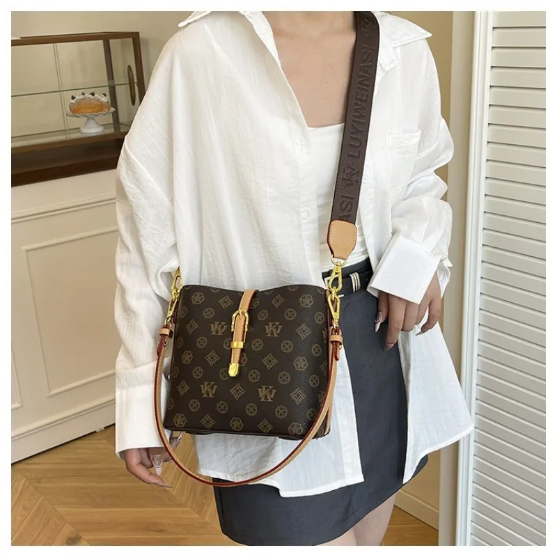

Vintage vintage crossbody bag, fashionable and versatile bucket bag, women's new high-end commuting armpit bag, women's bag