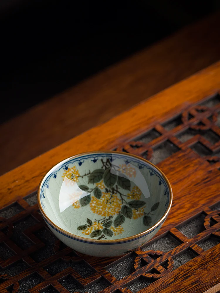 

Jingdezhen Hand-Painted Cysanthemum Owner Cup Underglaze Color Cerc Tea Cup Gongfu Tea Blue And White Porcelain