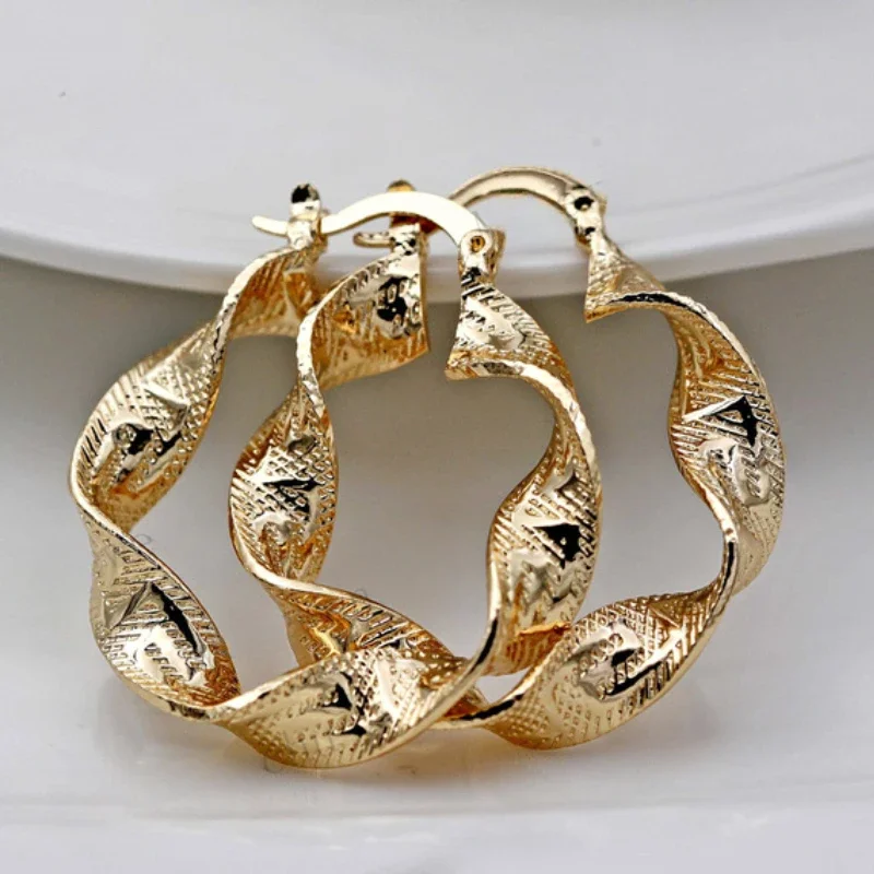 Fashionable Distortion Interweave Twist Metal Circle Geometric Round Hoop Earrings for Women Accessories Retro Party Jewelry