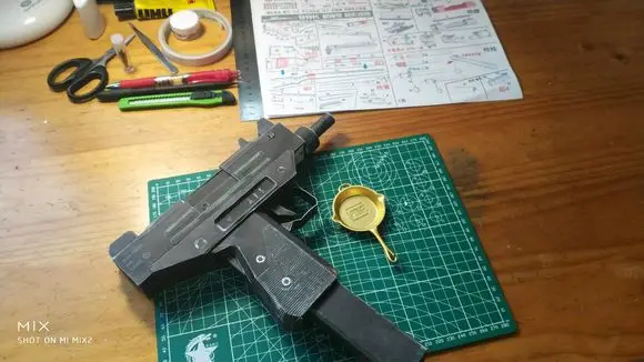 Pistolet maszynowy UZI pistolet papierowy Model broń palna 3D Stereo ręcznie robione rysunki wojskowe Papercraft montaż zabawka