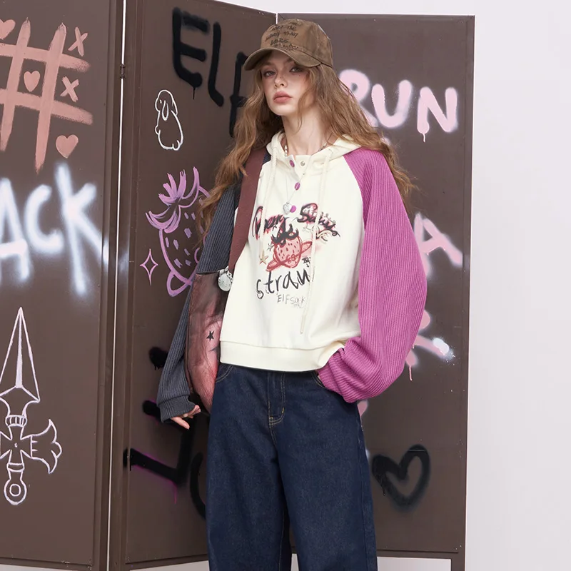 ELFSACK 2025 Autumn New Arrival Sweet Casual Strawberry Print Hoodie Color Block Asymmetric Design Pullover For Woman