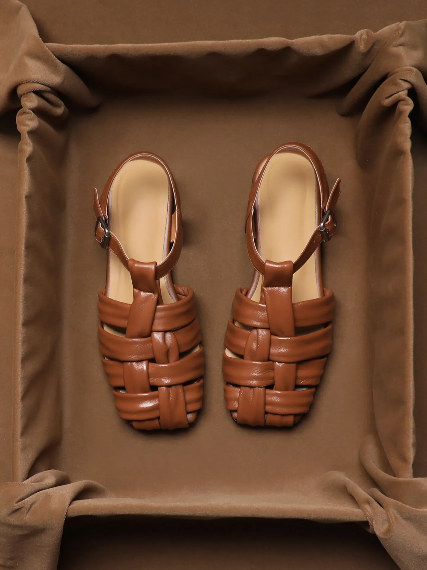 SHOEBOX Retro woven toe cap sandals for women in the summer of 2026, featuring a flat bottomed, one-piece strap and versatile