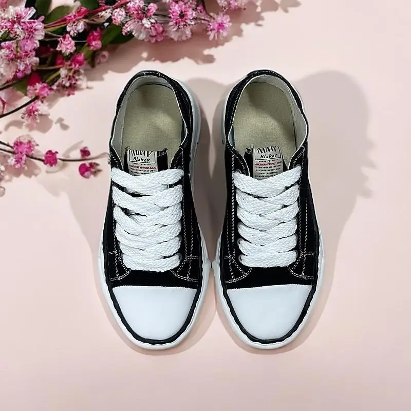 

New summer trends in : Unisex Sporty Sneakers, Mesh Construction, Retro - Inspired Fashion Shoes