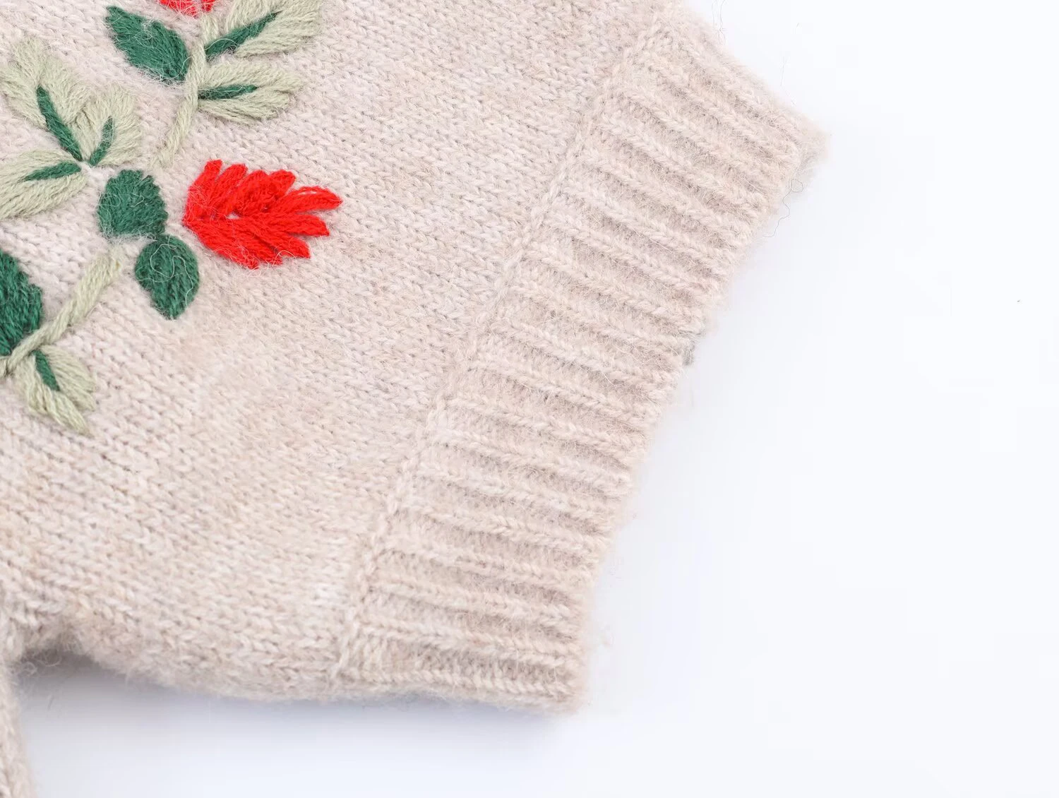 Maglione lavorato a maglia a maniche corte con ricamo jacquard semplice temperamento casual da donna nuovo inverno