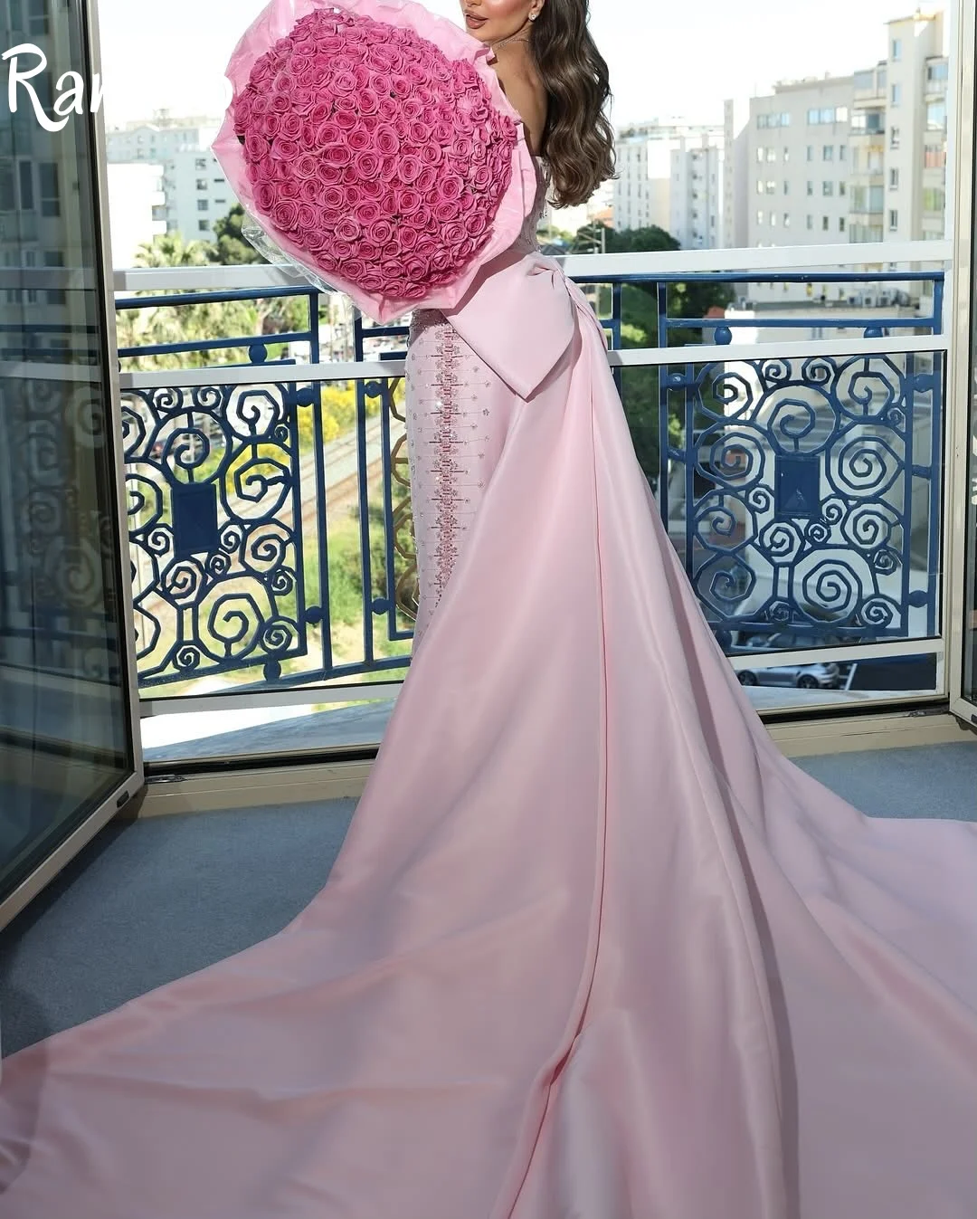 فستان سهرة من الساتان الوردي الرائع مخصص من Ranmo فستان حفلات رقيق بدون حمالات بدون أكمام عالي الجودة طول الأرض 2025