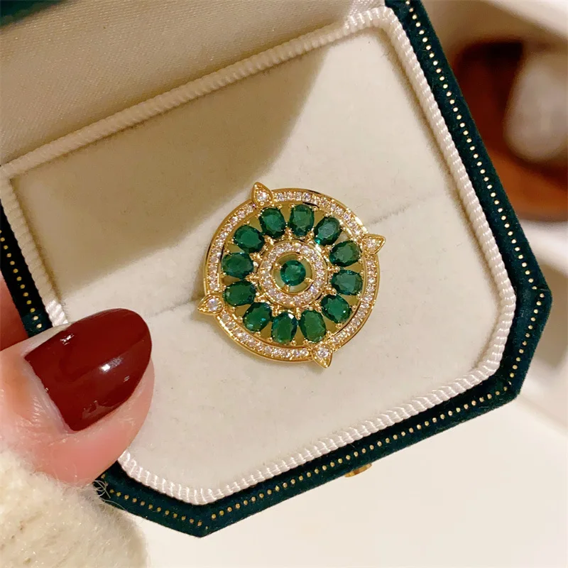 French Court Retro Style Emerald Round Small Brooch for Women Elegant Shirt Collar Fixed Clothes Collar Pin Accessory
