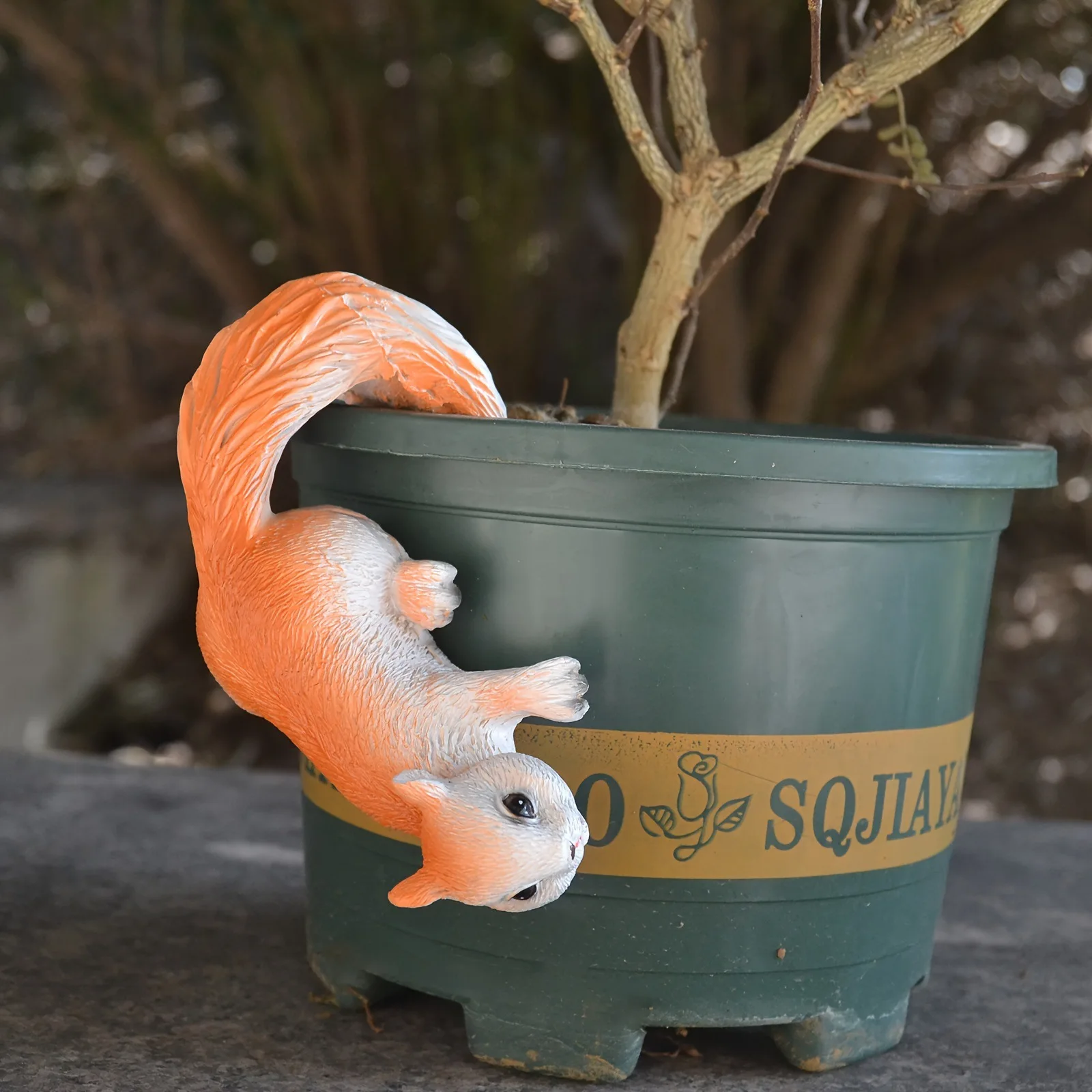 

1 шт. Подвесное кашпо в виде белки, маленькое украшение для сада, подвесной цветочный горшок в виде животного, декор для забора, кашпо в форме двухручной чашки
