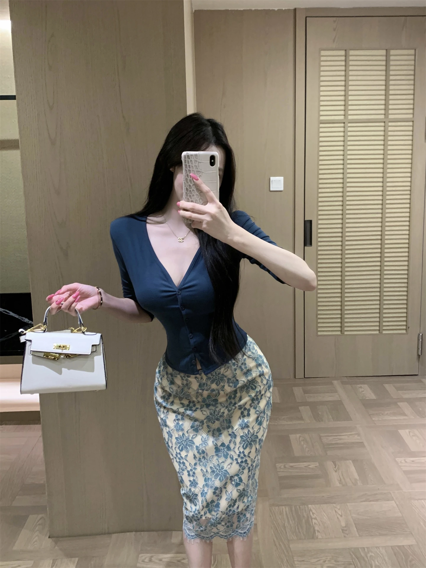 

Elegant Lace Half-Skirt Set Women's Summer Fashion T-Shirt Top Mid-Sleeve V-Neck Two-Piece Outfit Commute Style High Waist