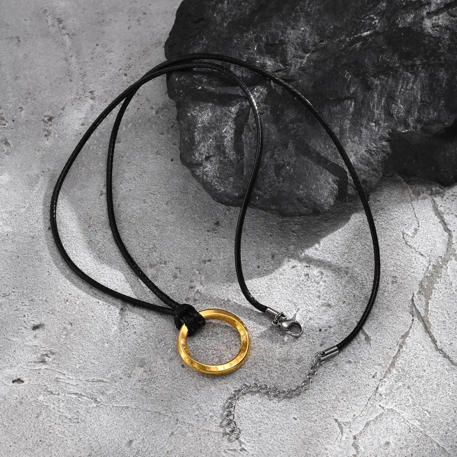 Viking Runde Mobius-Halskette für Männer, Edelstahl-Anhänger mit schwarzem Wachsseil, klassisches Schmuckgeschenk für Ehemann, Vater, Sohn – Detail 9