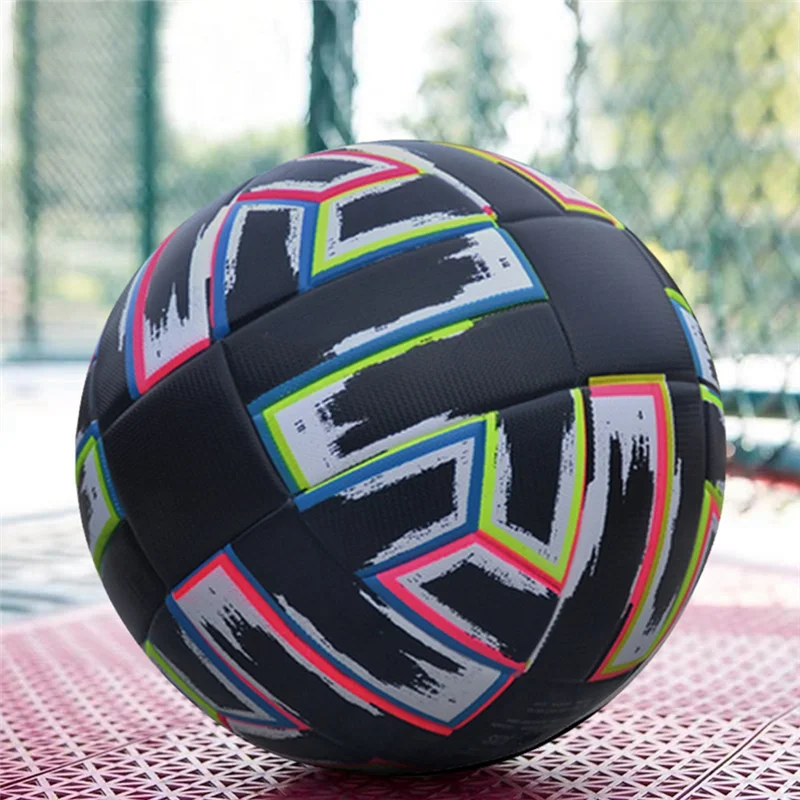 Pallone da calcio AED4- misura 5 Pallone da calcio in PU nero antiscivolo per erba Pallone da calcio in PU resistente all'usura per interni ed esterni per adulti