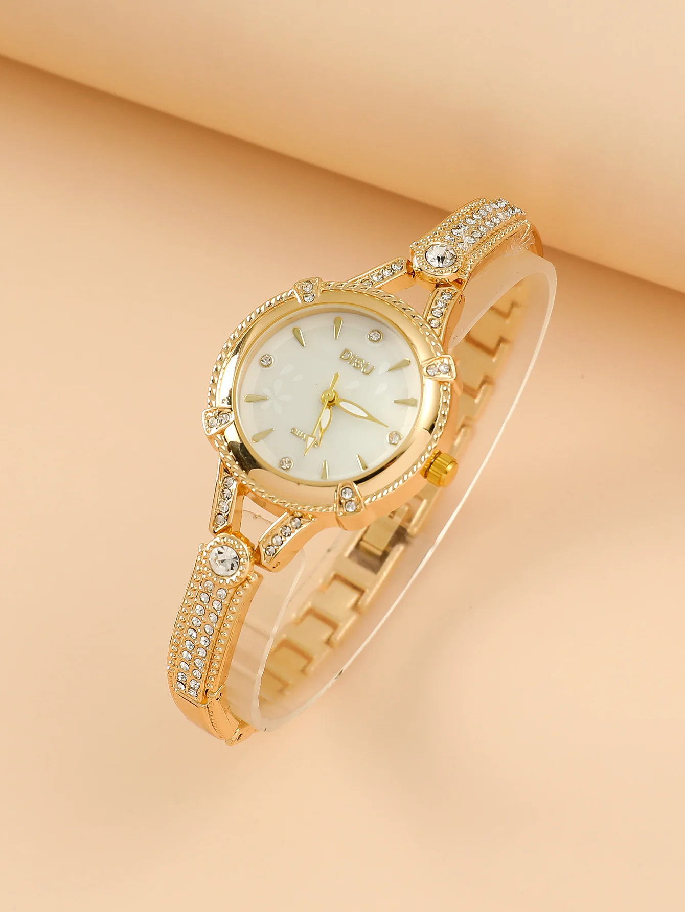 A Classic Fashion Luxury Women\'s Quartz Watch With Rhinestones