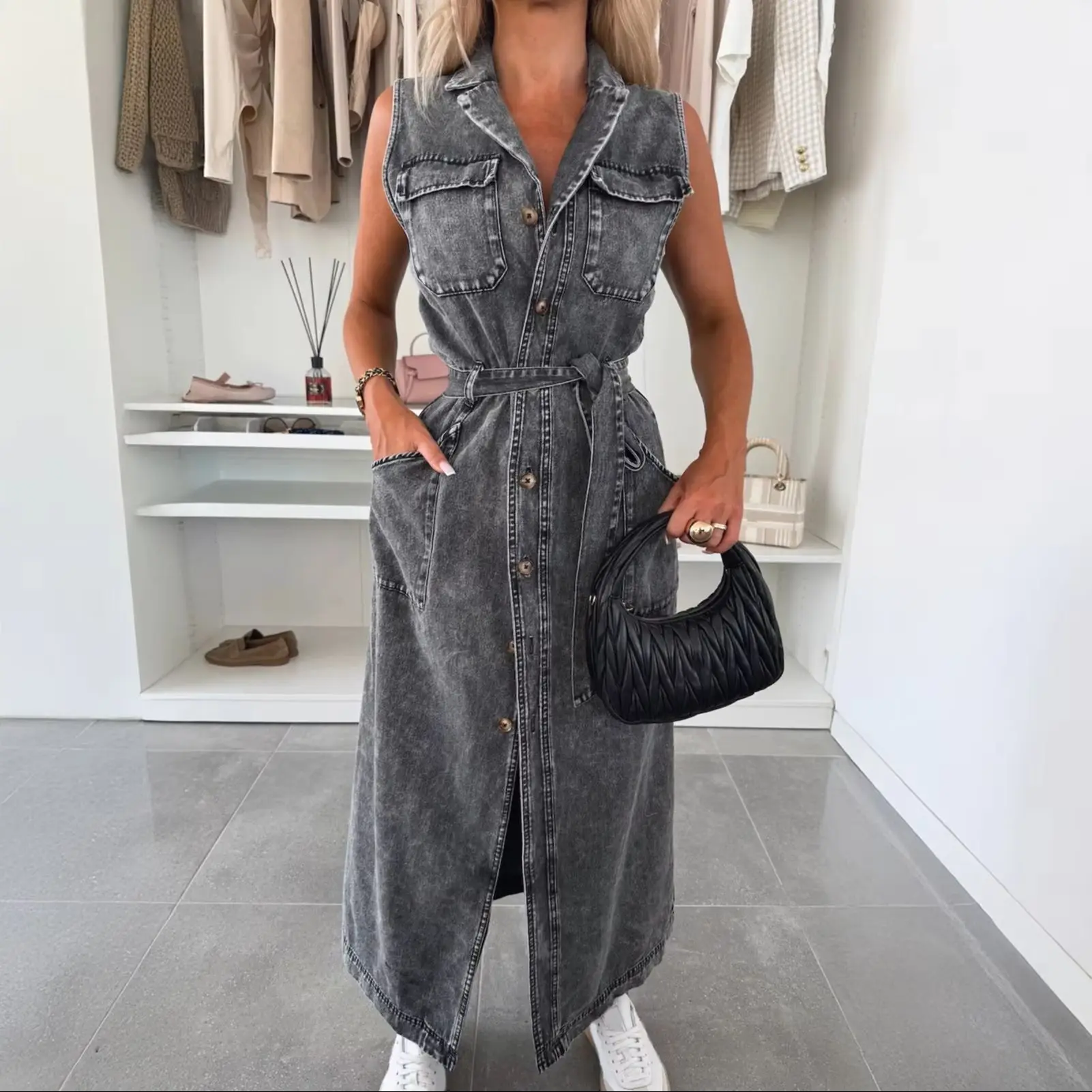 Damska sukienka dżinsowa bez rękawów, długa, z paskiem w talii, zapinana na jeden guzik, moda damska, sukienka kowbojska, sukienka koszulowa dżinsowa.