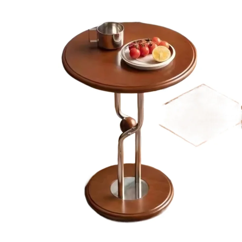 

A few retro-style household removable sofas in the living room, a few mini solid wood small round tables in the tea corner