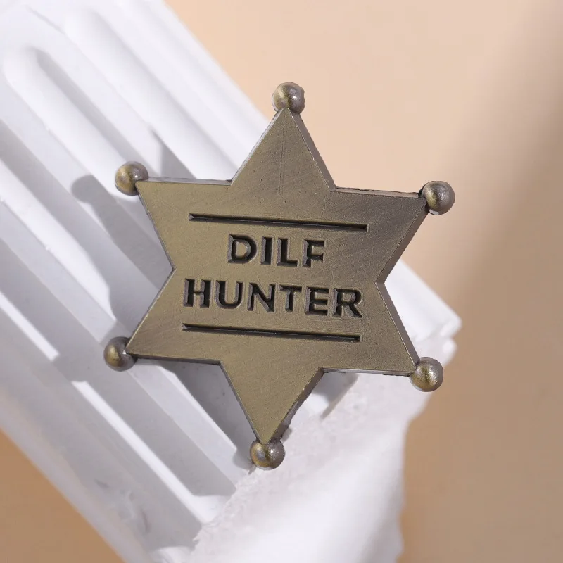 الكرتون الرسوم المتحركة فيلم المينا دبابيس البرونزية مسدس Dilf هنتر She Riff شريف بروش شارة التلبيب مجوهرات هدايا للأصدقاء ﻿