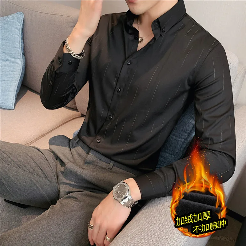 Camisa de mangas compridas quente acolchoada de veludo engrossado de inverno, camisa de manga comprida listrada de alta qualidade, top preto de negócios de ajuste fino