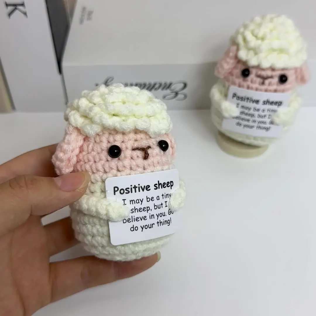 Bonitas muñecas de ovejas de energía positiva tejidas a mano con tarjeta, divertido soporte emocional de ganchillo, regalos de adorno de escritorio de ovejas de animales