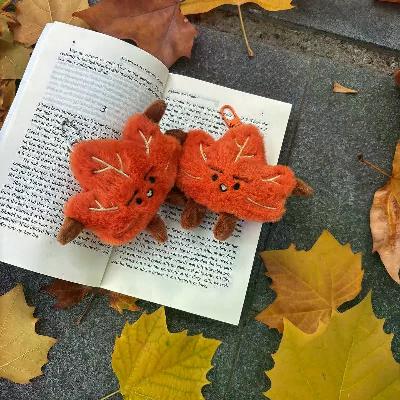 Lindo llavero de hoja de arce de peluche, hoja de arce de dibujos animados, muñeco de peluche suave, colgante para bolso, llavero de coche, mochila, decoración colgante, regalo