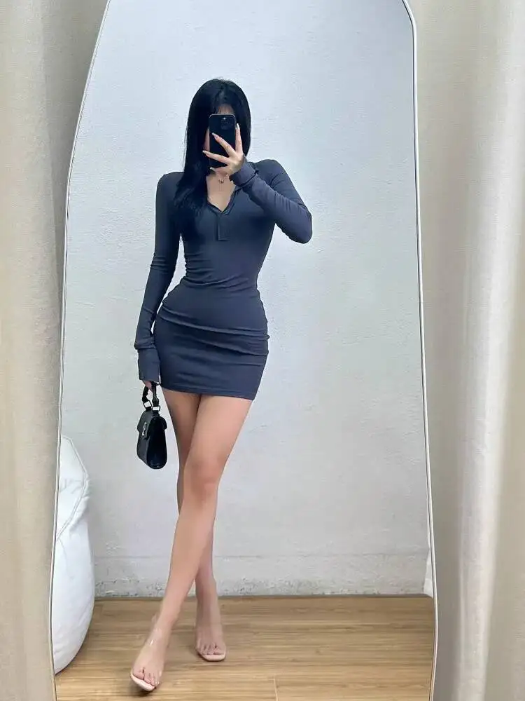 Jesienna seksowna dopasowana mini sukienka z długim rękawem, stylizowana na hot girl, z dekoltem w serek, elegancka i słodka sukienka typu T-shirt z długim rękawem w stylu koreańskim dla kobiet R7FN