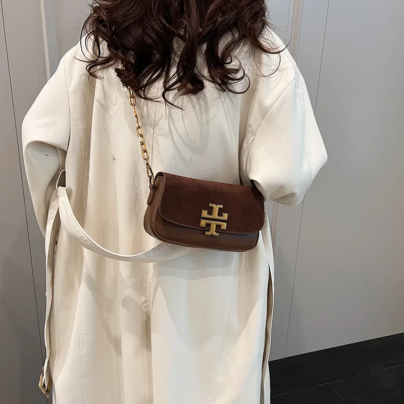 Новинка 2023 года, сумка подмышки из лакированной кожи с зерном личи — кошелек через плечо/плечо с цепочкой, шикарная и универсальная маленькая сумка для женщин