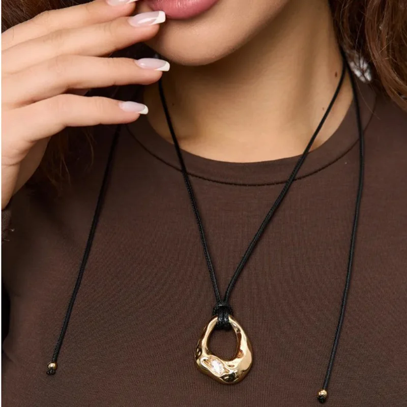

Retro Personality Irregular Alien Hollowed-out Pendant Necklace Female Simple Geometry Oval Adjustable Black Rope Charm Jewelry
