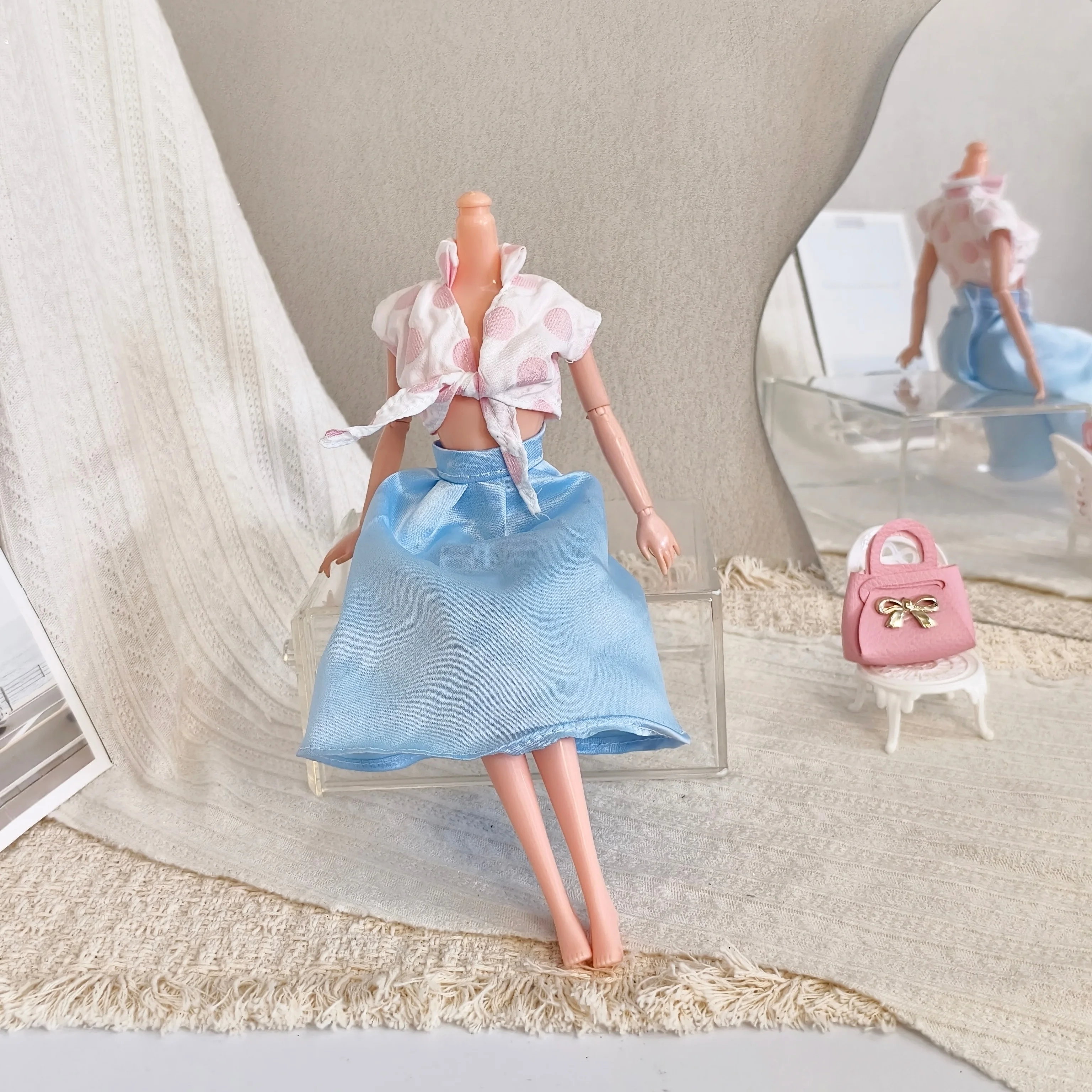 약 30cm/11.5인치 크기의 소녀 인형에 적합한 이 봄철 물방울 무늬 셔츠와 우산 스커트 세트는 여성스러운 매력을 발산합니다. 썸네일 5
