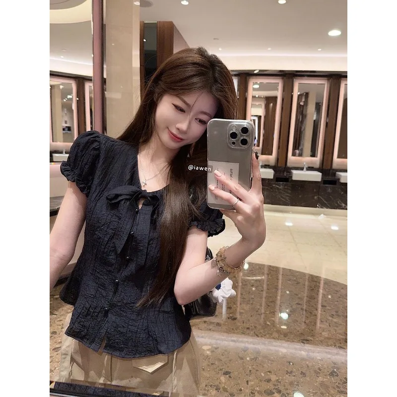 Schwarze Kurzarmbluse für Damen, gerüschter Kragen, Schnürung vorne, Knopfleiste, schmale Passform, lässiges Sommeroberteil