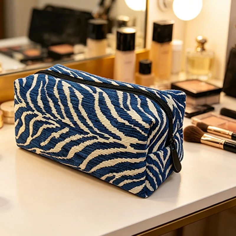 Toastförmige Kosmetiktasche mit Zebramuster aus Chenille, große Kapazität, tragbare Reise-Aufbewahrungstasche, ästhetisch ansprechende Make-up-Tasche – Detail 3