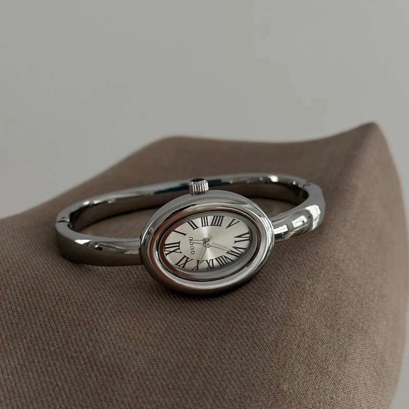 Luxury oval simple fashion versatile quartz watch women's 2025 new temperament high sense women's medieval bracelet watch