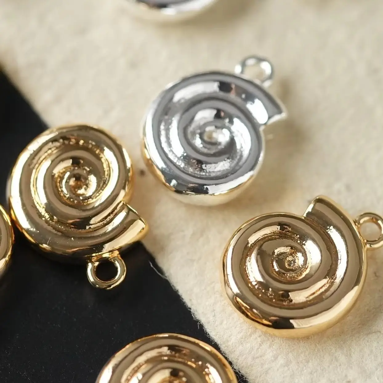 

2PCS 13.5x10mm Copper-plated Real Gold DIY Handcrafted Pendant Snail Lollipop Vortex Shape for Jewelry Making