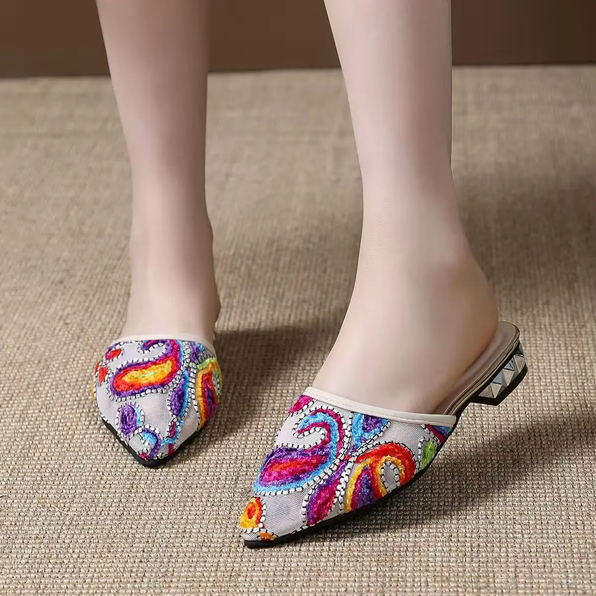 

Женские летние новые сетчатые тапочки с острым носком и вышивкой, уличные полутапочки с низким берцем в этническом стиле, сандалии Baotou на мягкой подошве