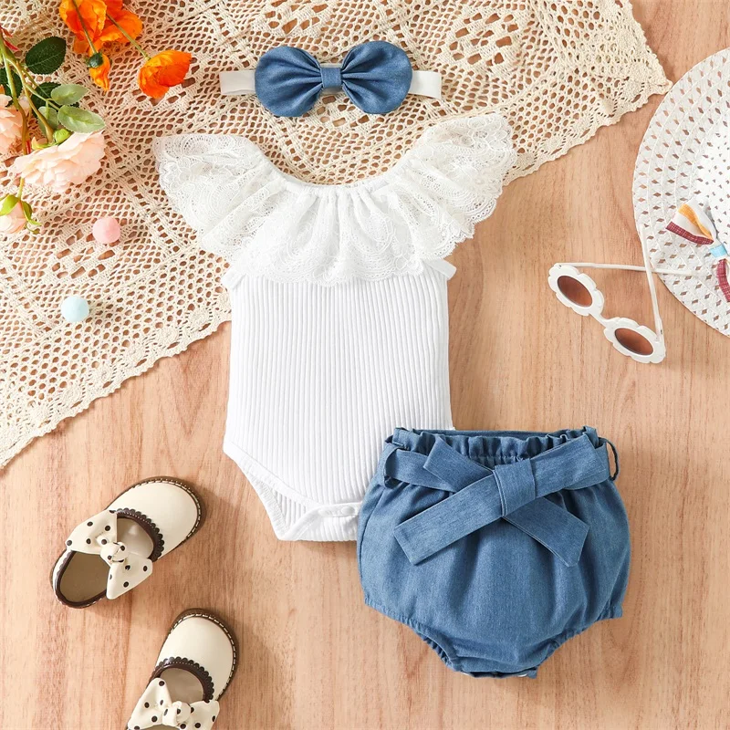 

2023-04-27 Lioraitiin 0-12M Baby Girl Summer Rompers Set Lace Ribbed Sleeveless Jumpsuit Ruffled Shorts Headband