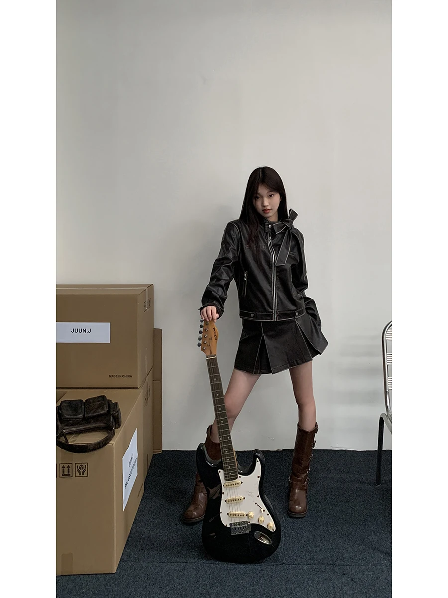 سترة جلدية حمراء فاخرة للنساء بتصميم عصري لخريف وشتاء 2025، سترة دراجات نارية من قطعتين