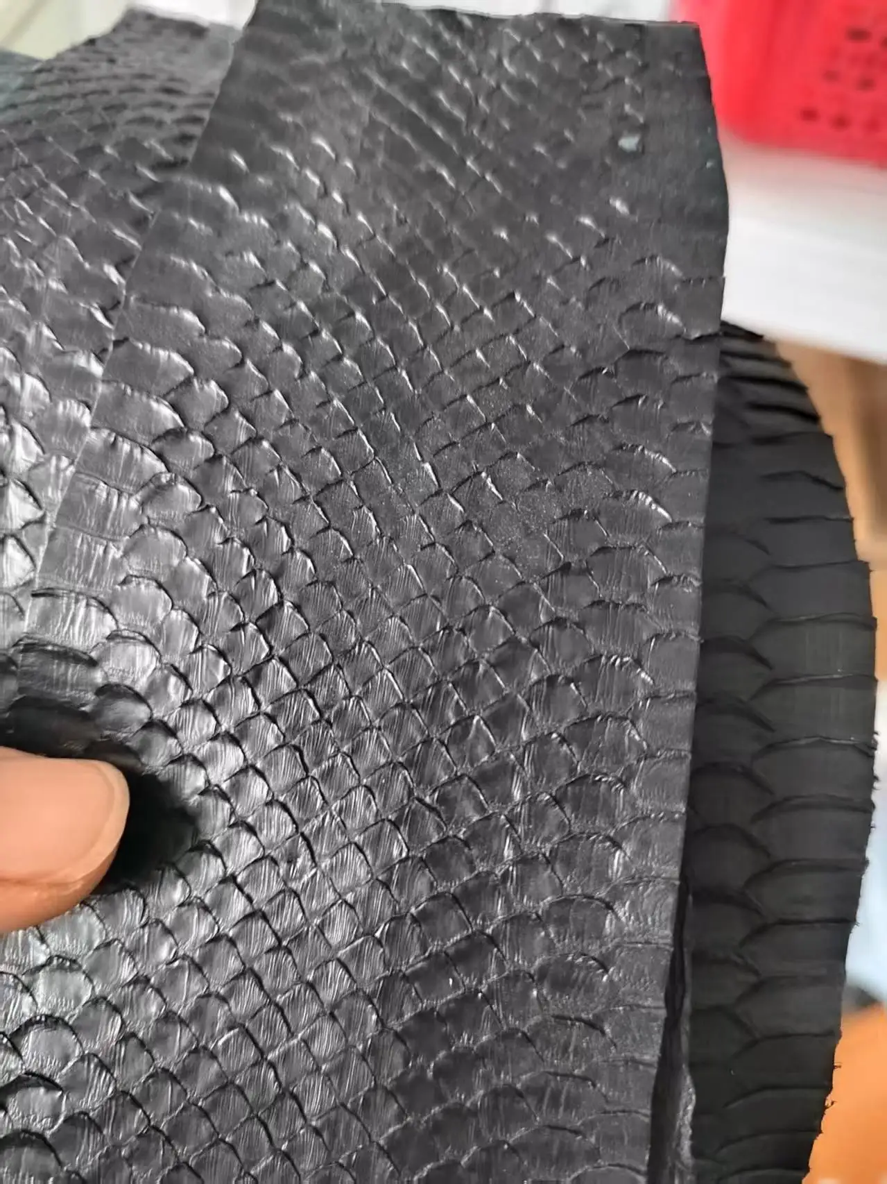 

(Маленький размер) Черная кожа из 100% натуральной змеиной кожи для изготовления сумок, кошельков и ремней