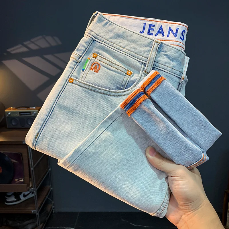 Jeans azzurri da uomo estate sottile 2024 nuovi pantaloni a matita alla moda All-Match pantaloni in Denim bianco ricamato